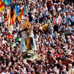 La plaza de la Virgen volvió a ser un mar de emociones y devociones en honor de la patrona de la ciudad. EFE/ Kai Försterling