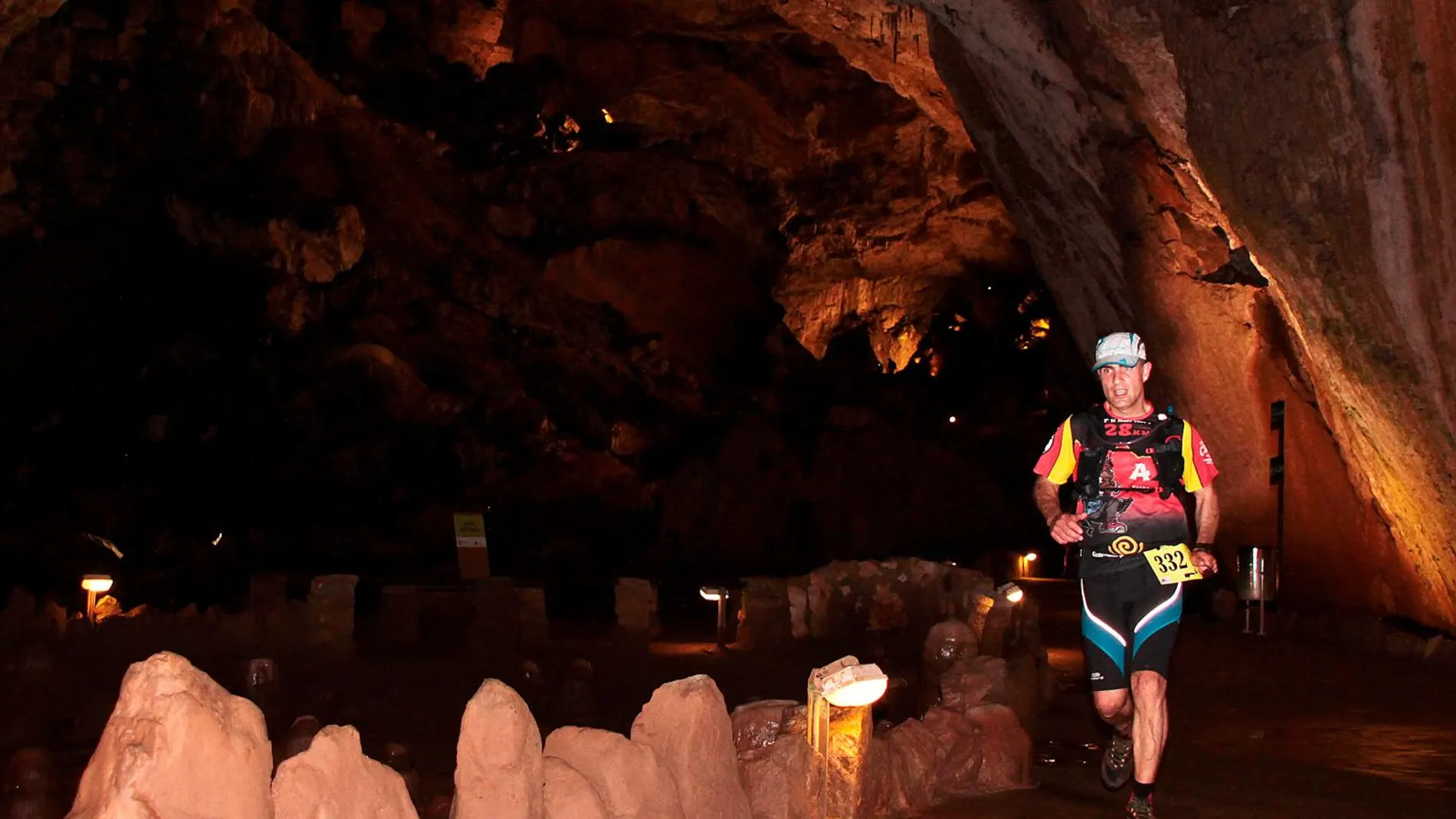 Uno de los participantes en el interior de la cueva