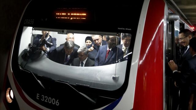 El primer ministro turco, Recep Tayyip Erdogan (3d, en el interior del tren); el presidente de Turquía, Abdullah Gül (c, en el interior del tren); el primer ministro de Japón, Shinzo Abe (d, en el interior del tren); y el presidente de Somalia, Hassan Sheikh Mohamud (2d, en el interior del tren).