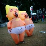 Algunos de los manifestantes se disfrazaron de “Trump bebé” durante su marcha contra el presidente de EE UU en Londres /Reuters