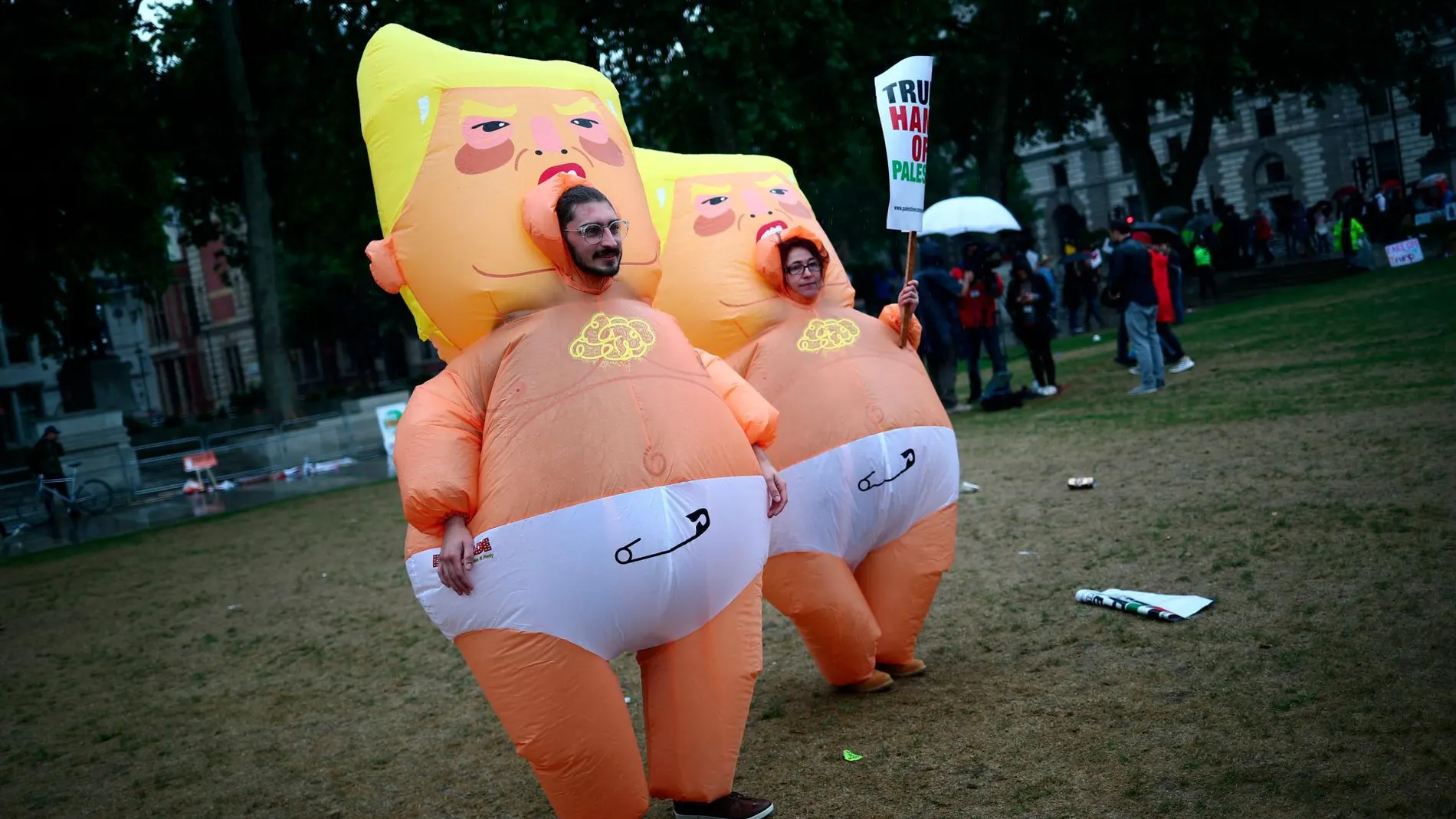 Algunos de los manifestantes se disfrazaron de “Trump bebé” durante su marcha contra el presidente de EE UU en Londres /Reuters