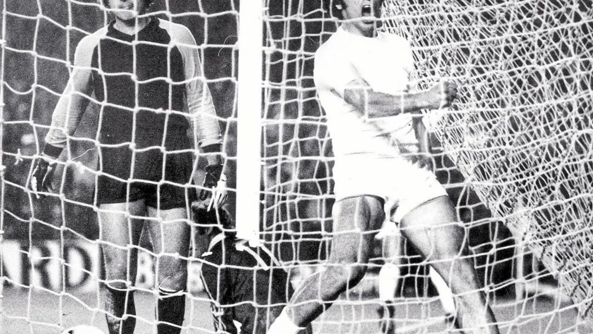 Un pasado de élite. El madridista Roberto Martínez celebra un gol al Salamanca de Jorge D'Alessandro