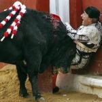 Instante en el que resulta corneado El Boni por el segundo toro de la tarde