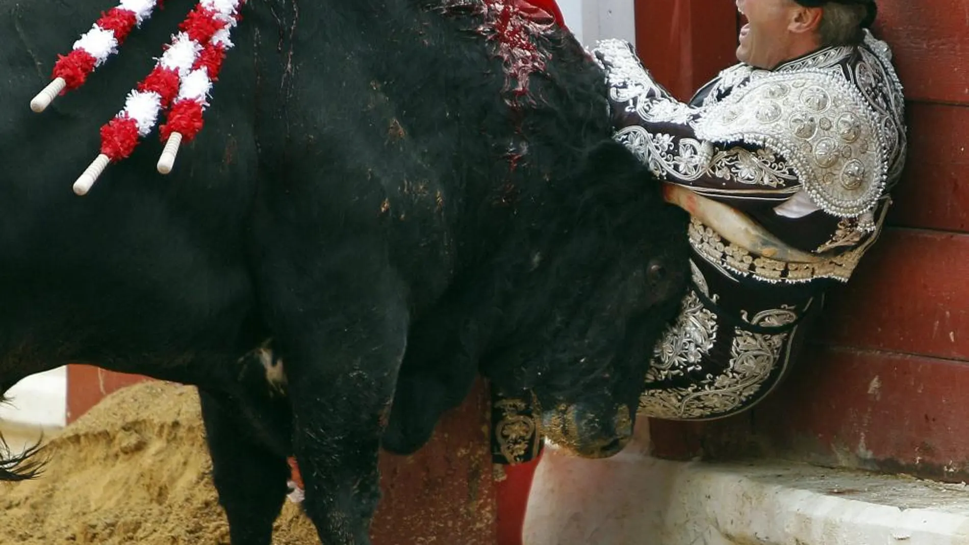 Instante en el que resulta corneado El Boni por el segundo toro de la tarde