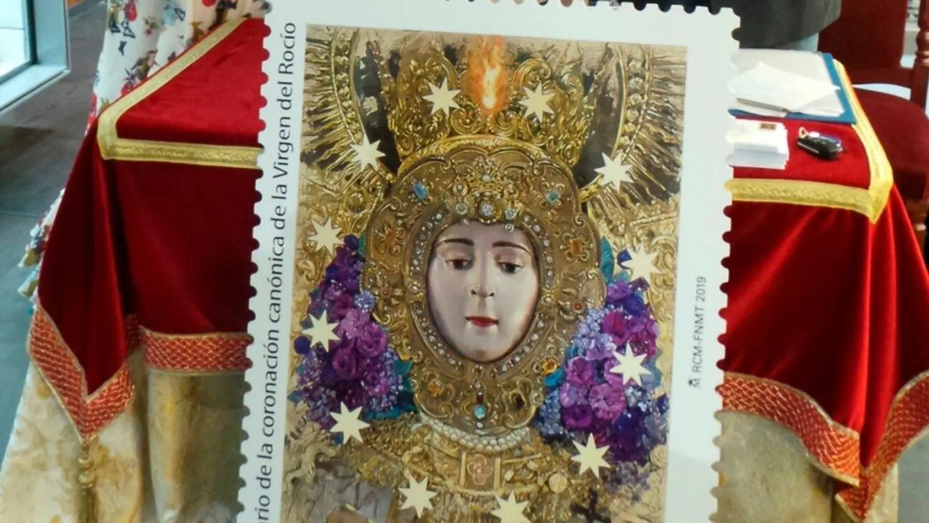 Correos presenta su sello dedicado al Centenario de la Coronación de la Virgen del Rocío