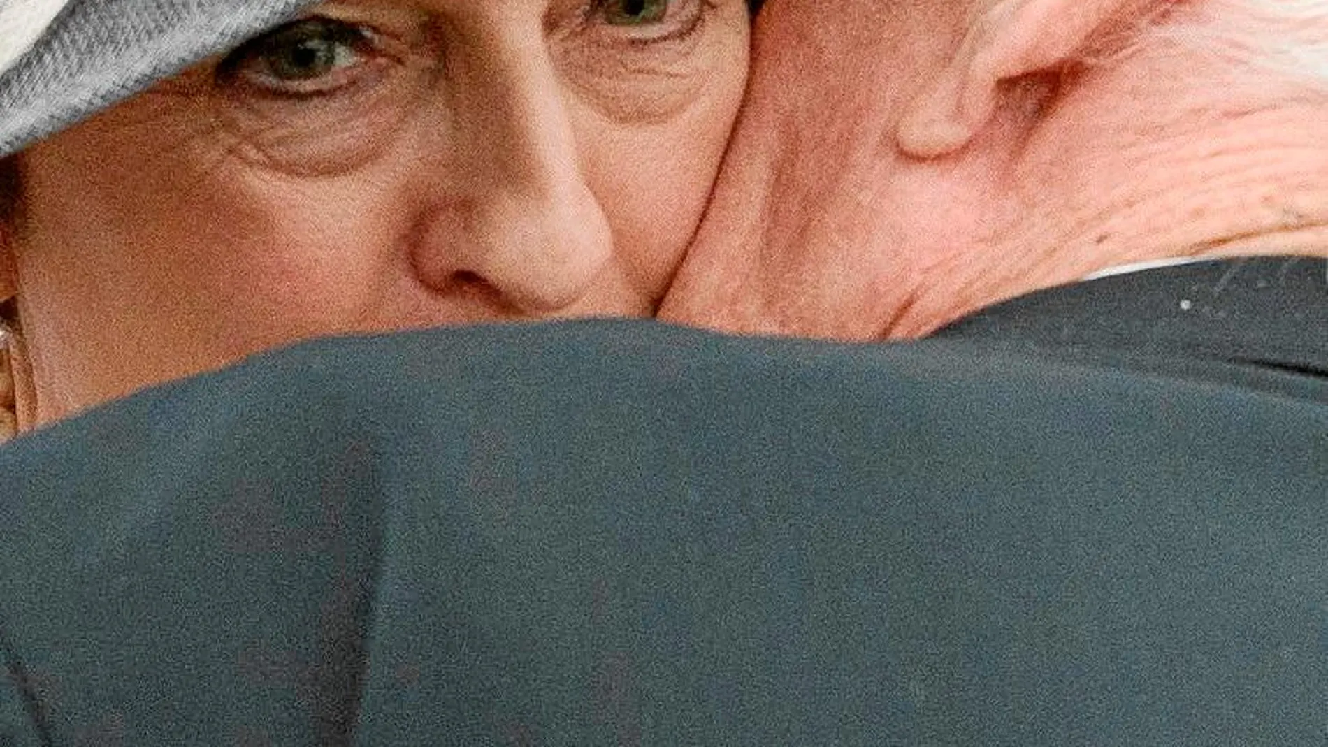 Un veterano del desembarco de Normandía besa ayer a la todavía «premier» británica, Theresa May