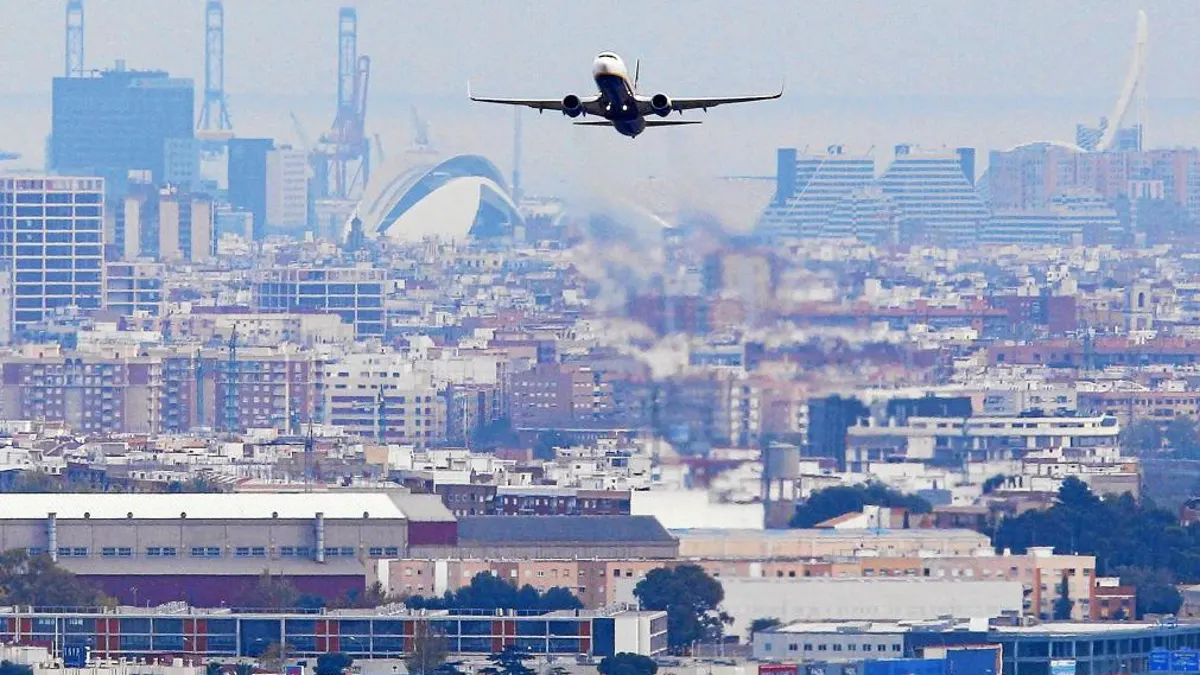 17 jóvenes marroquíes tratan de entrar ilegalmente en Italia con el truco de la enferma en el avión