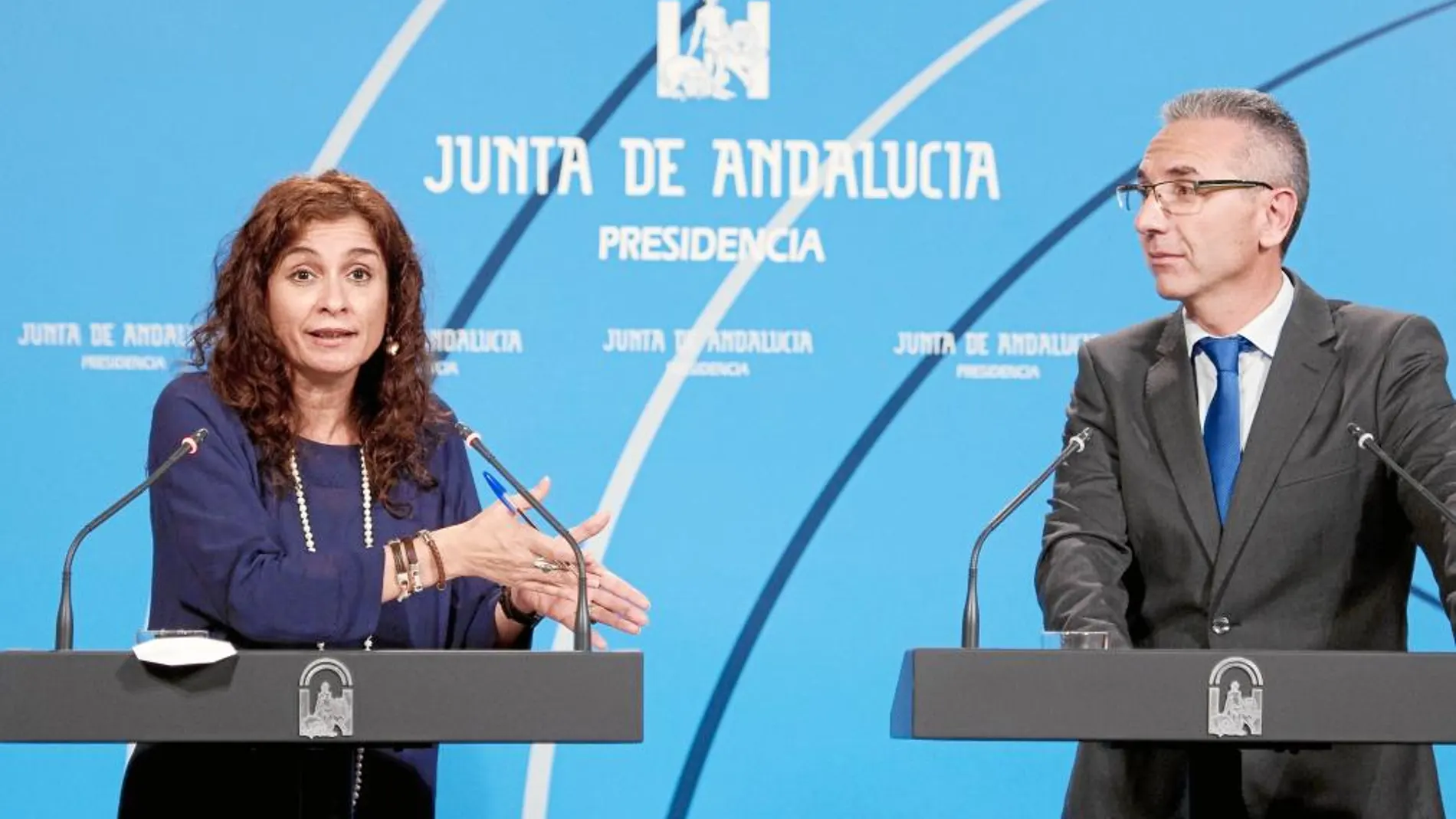 La consejera de Salud, María Jesús Montero, junto al portavoz del Gobierno andaluz, Miguel Ángel Vázquez