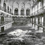 Pablo Genovés retrató esta imagen imposible: una biblioteca sumergiéndose en el agua