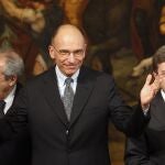 El Primer Ministro italiano Enrico Letta (C) el ministro de economía Fabrizio Saccomanni (L) y el ministro de trabajo Enrico Giovannini, hoy 14 de junio de 2013.