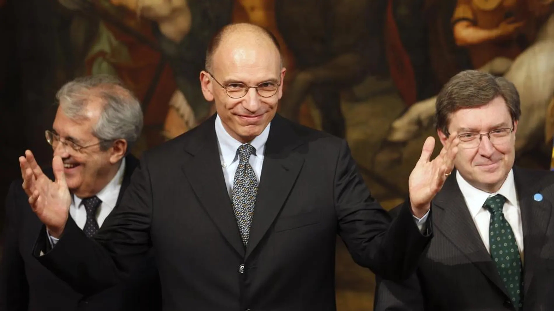 El Primer Ministro italiano Enrico Letta (C) el ministro de economía Fabrizio Saccomanni (L) y el ministro de trabajo Enrico Giovannini, hoy 14 de junio de 2013.