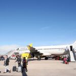 Avión de la compañía Vueling tras llegar al aeropuerto de Valladolid en Villanubla
