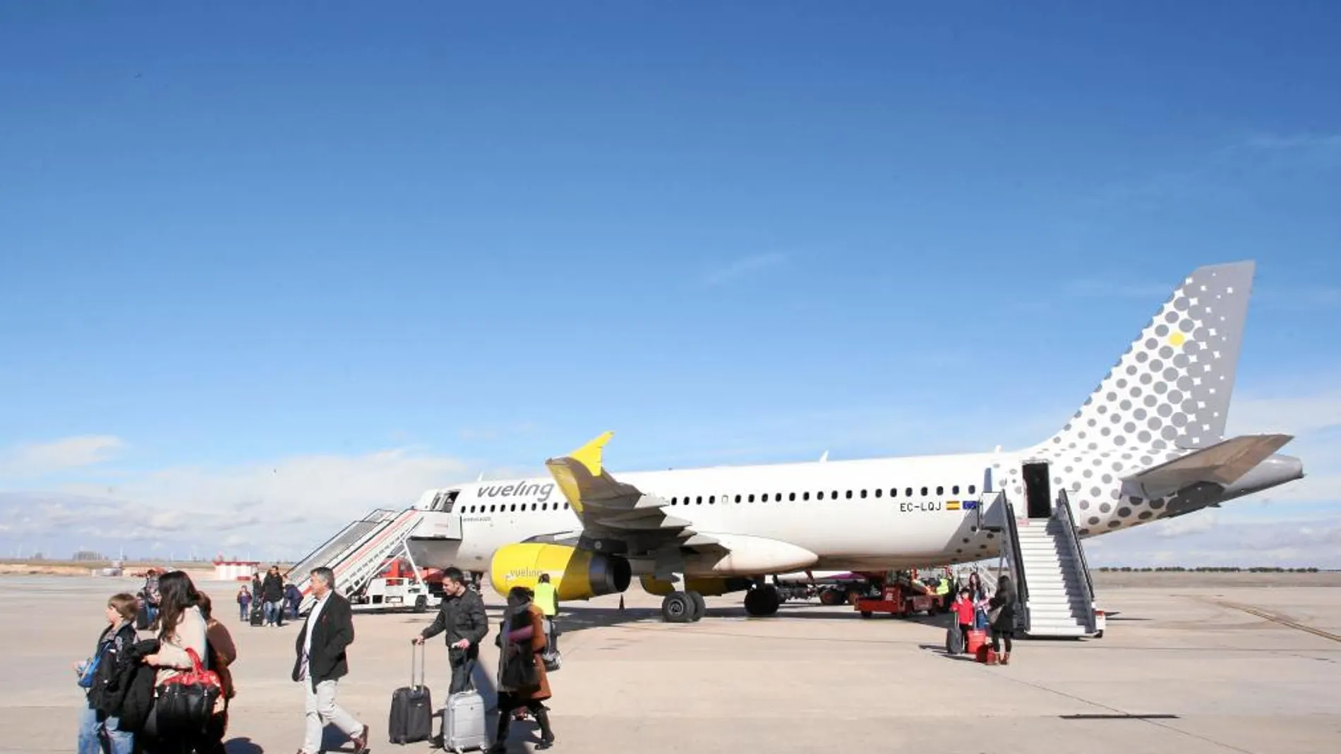 Avión de la compañía Vueling tras llegar al aeropuerto de Valladolid en Villanubla