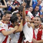 Alberto Bueno, autor de dos goles, dedo índice al cielo, celebra con sus compañeros el primer tanto