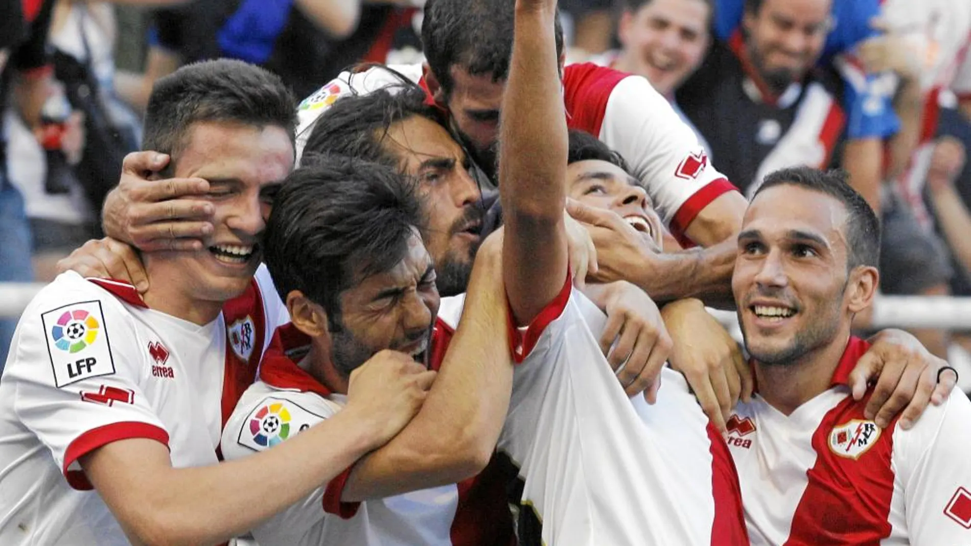 Alberto Bueno, autor de dos goles, dedo índice al cielo, celebra con sus compañeros el primer tanto