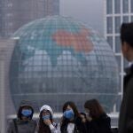 Un grupo de mujeres se protege la cara en Shangai tras los primeros casos de gripe aviar