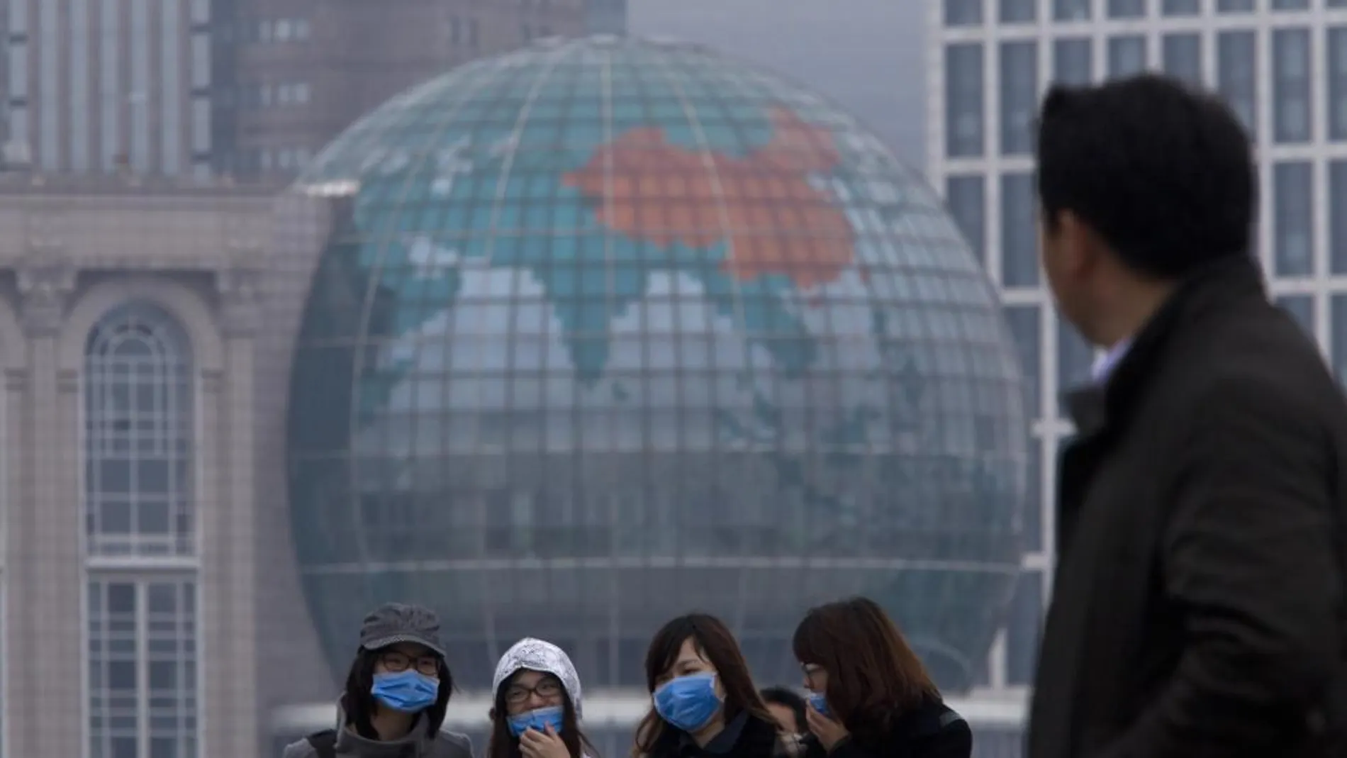 Un grupo de mujeres se protege la cara en Shangai tras los primeros casos de gripe aviar