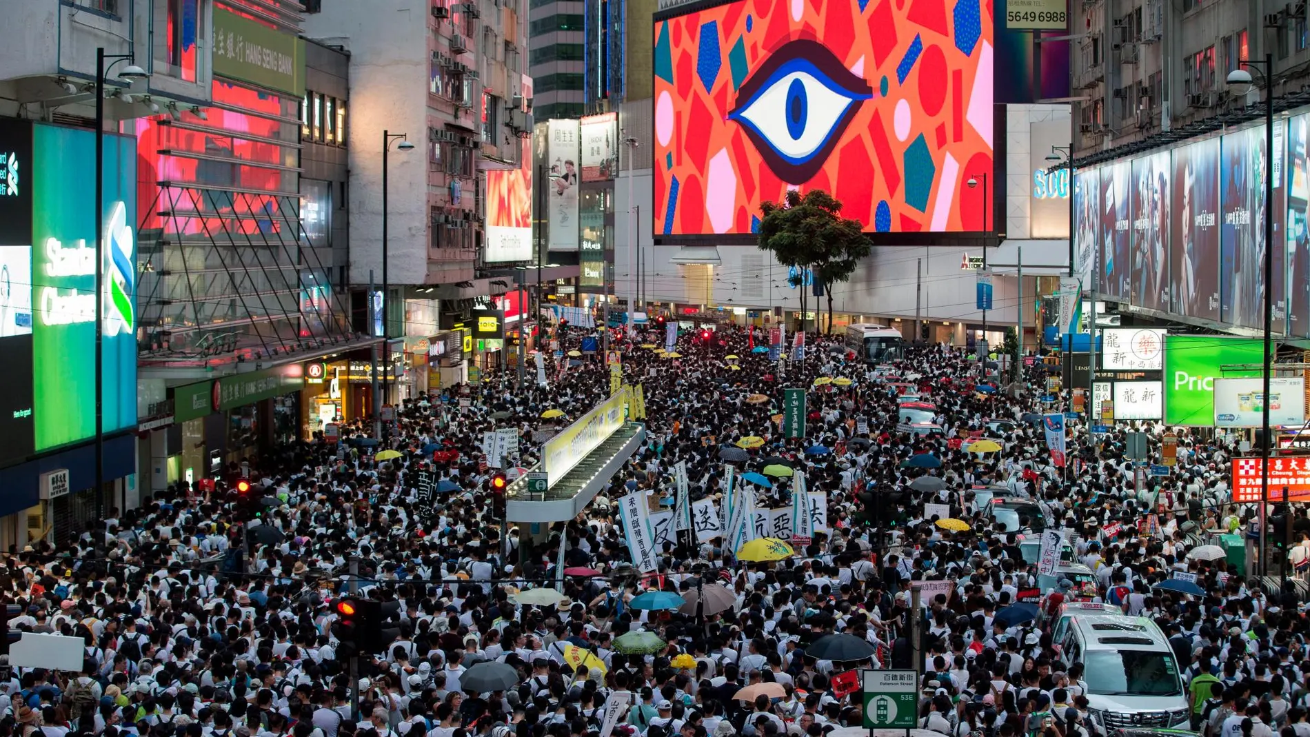 Cientos de miles de hongkoneses salieron hoy a la calle/Reuters