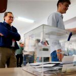 El portavoz socialista de Alicante, Françesc Sanguino, mira cómo su hijo ejerce el derecho a voto, en una imagen de archivo