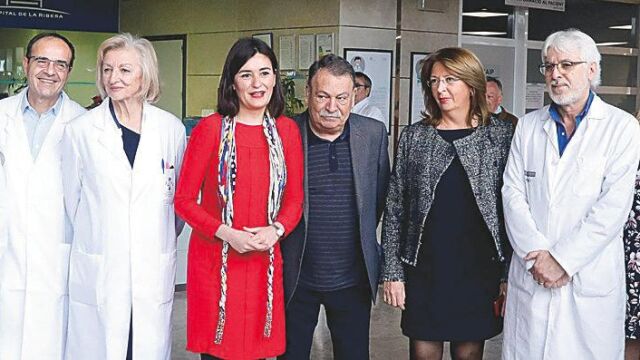 El 1 de abril de 2018, la entonces consellera de Sanidad, Carmen Montón, posaba con el nuevo equipo del centro hospitalario