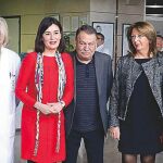 El 1 de abril de 2018, la entonces consellera de Sanidad, Carmen Montón, posaba con el nuevo equipo del centro hospitalario