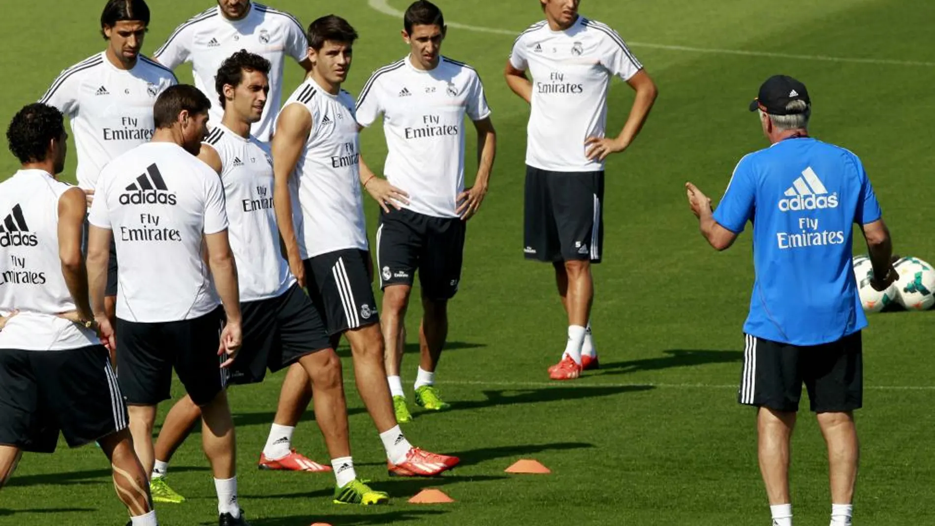 El técnico del Real Madrid. Carlo Ancelotti, da instrucciones a los jugadores durante el entrenamiento del equipo esta mañana en Valdebebas