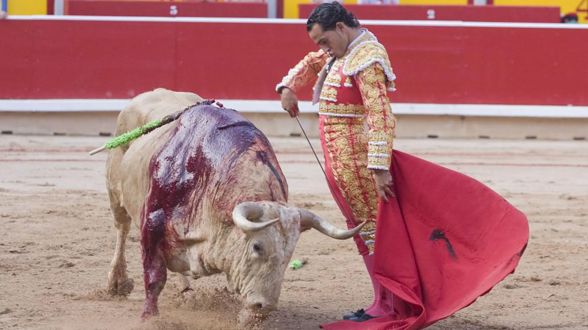 Iván Fandiño remata por abajo una tanda a un toro de Fuente Ymbro el pasado sábado