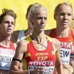 La atleta española Natalia Rodríguez (centro) compite en las eliminatorias de los 1.500m femeninos de los Mundiales de atletismo celebrados en Moscú.
