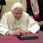 Fotografía facilitada por el diario vaticano "L'Osservatore Romano", del papa Benedicto XVI mientras publica por primera vez en Twitter al finalizar la audiencia general de los miércoles en el Aula Pablo VI en Ciudad del Vaticano hoy, miércoles 12 de diciembre de 2012. "Queridos amigos, me uno a vosotros con alegría por medio de Twitter. Gracias por vuestra generosa respuesta, os bendigo a todos de corazón", escribió hoy Benedicto XVI en Twitter, la red social en la que ha desembarcado y en la que publicó en esta jornada su primer tuit.