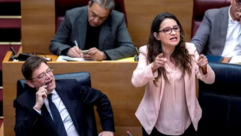 El presidente de la Generalitat valenciana, Ximo Puig, y la vicepresidenta, Mónica Oltra, esta mañana en Les Corts