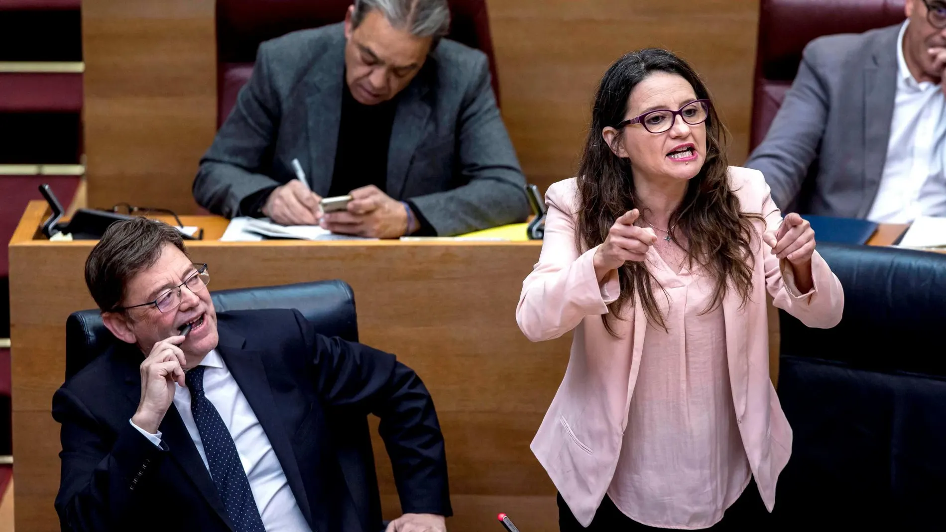 El presidente de la Generalitat valenciana, Ximo Puig, y la vicepresidenta, Mónica Oltra, esta mañana en Les Corts