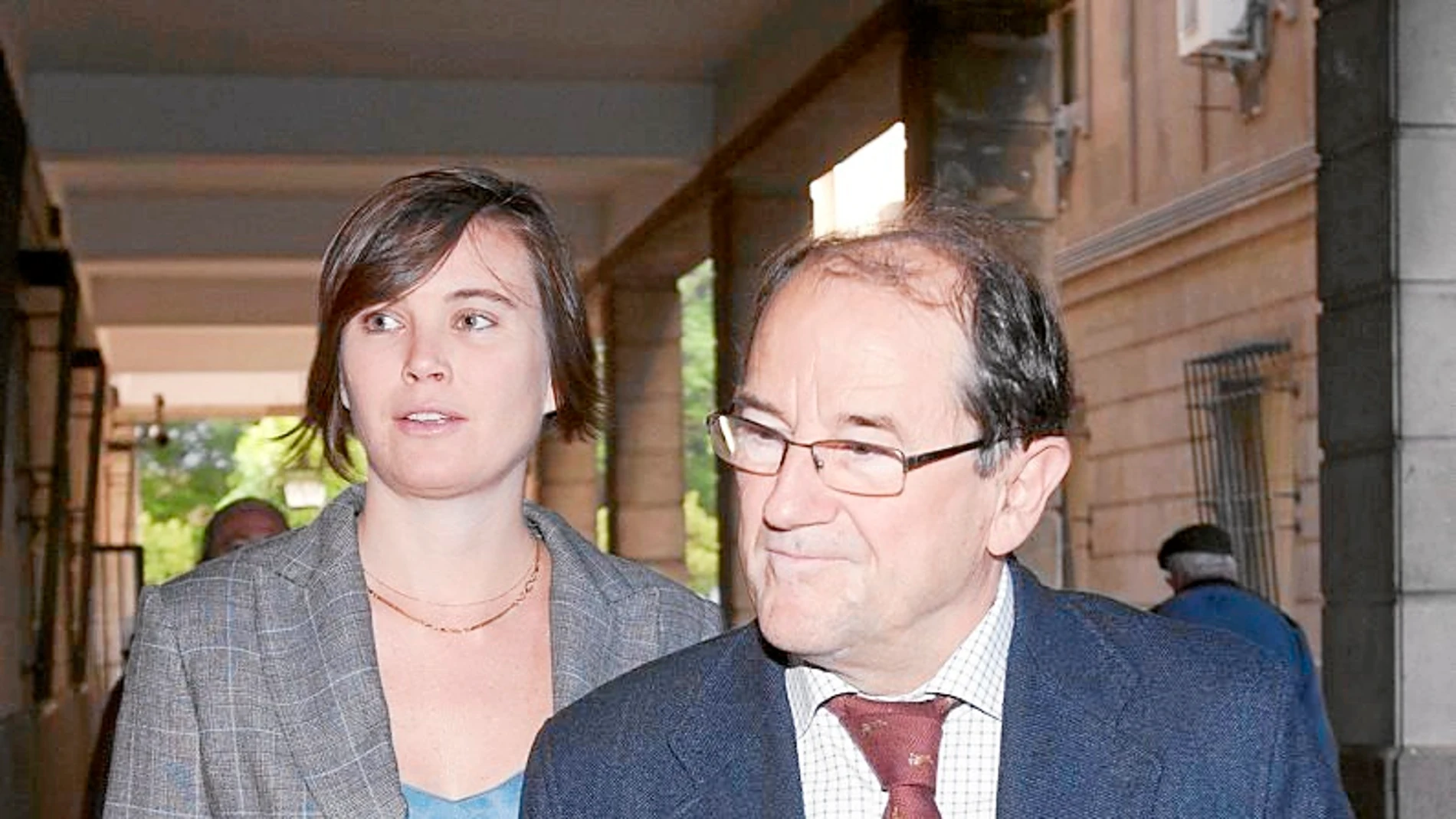 El ex director general de FIVA, José Luis Hidalgo, junto a su abogada, ayer, antes de prestar declaración