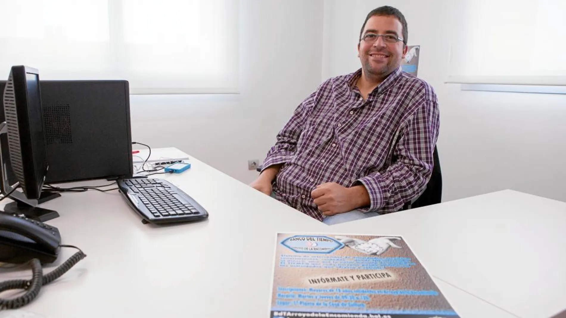 Eduardo Vela, impulsor del «Banco del Tiempo» de Arroyo de la Encomienda, en su oficina en la Casa de Cultura