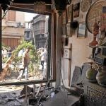 Daños causados en una tienda de antigüedades por el atentado de ayer en Damasco