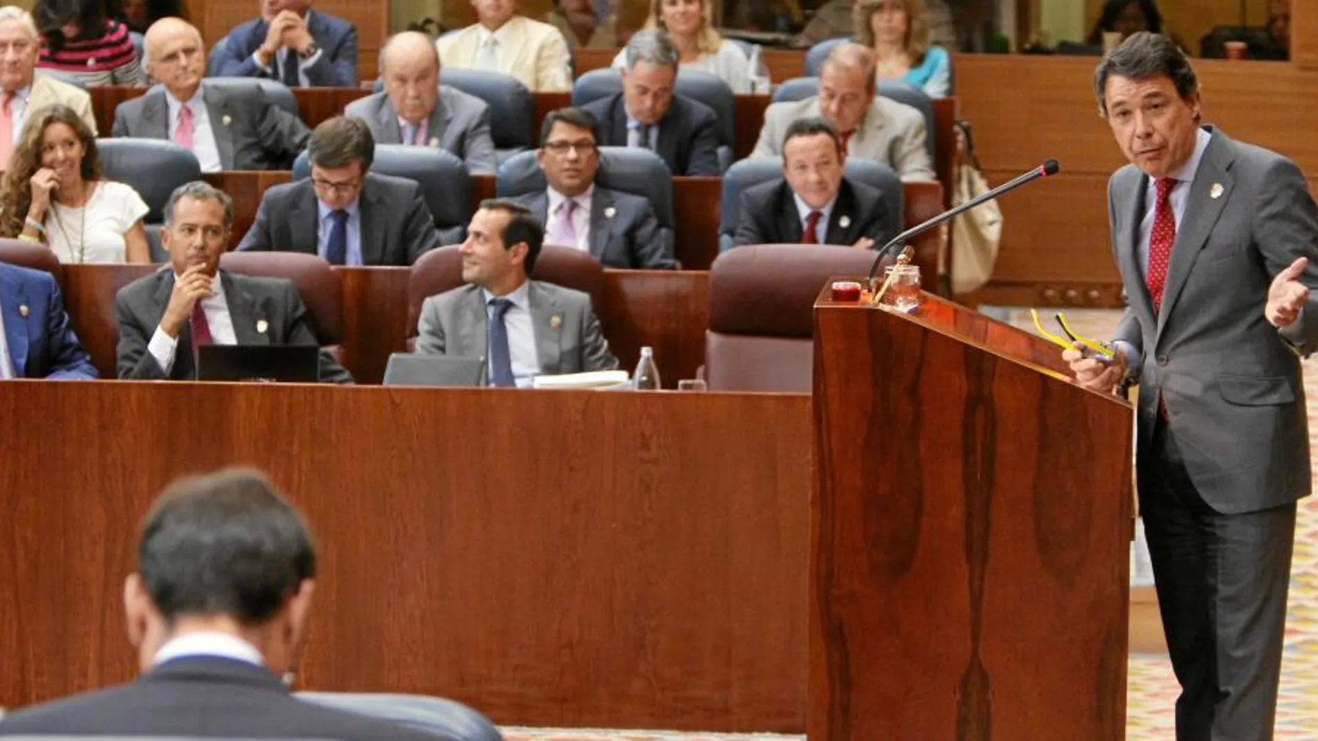 El presidente de la Comunidad, Ignacio González, se dirige al líder del PSM, Tomás Gómez, durante un momento de su intervención de ayer