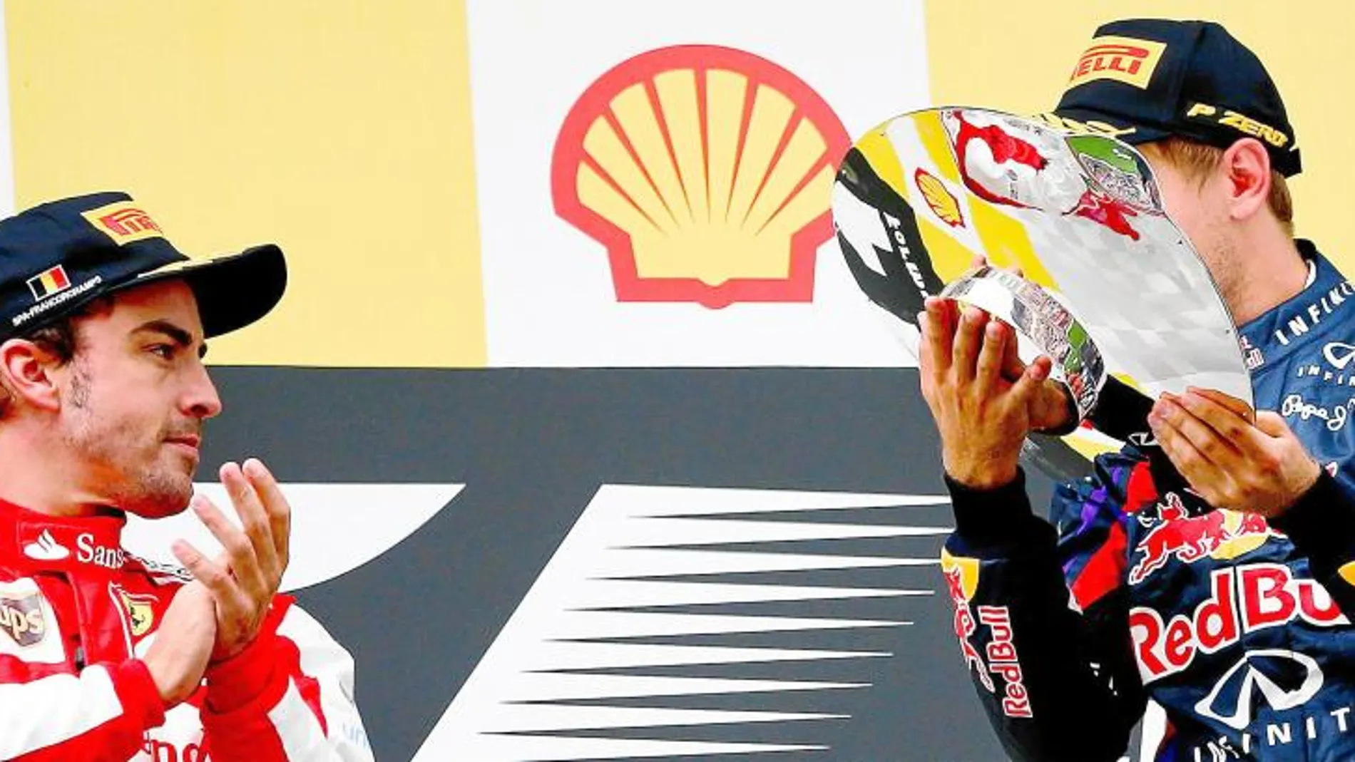 Alonso aplaude a Vettel en el podio que compartieron en Spa