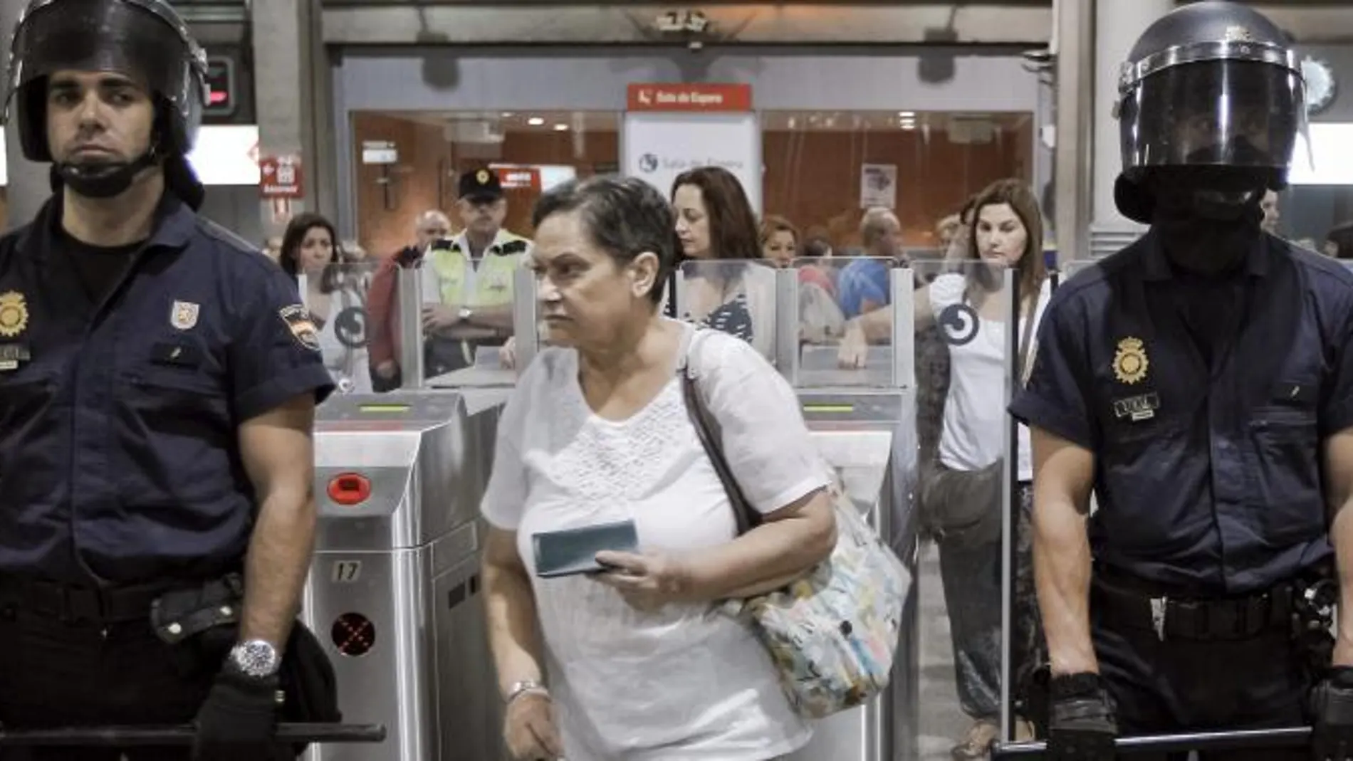 Agentes de la Policía Nacional custodian una de las entradas en la madrileña estación de Atocha en una huelga de Renfe el pasado año.