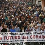 Manifestación de los trabajadores de la empresa Navantia Ferrol esta mañana, después de votar en asamblea el nuevo calendario de movilizaciones propuesto por el Comité Intercentros para todas las factorías del grupo público naval en la bahía de Cádiz, Cartagena (Murcia) y la ría ferrolana para demandar carga de trabajo de nueva construcción .