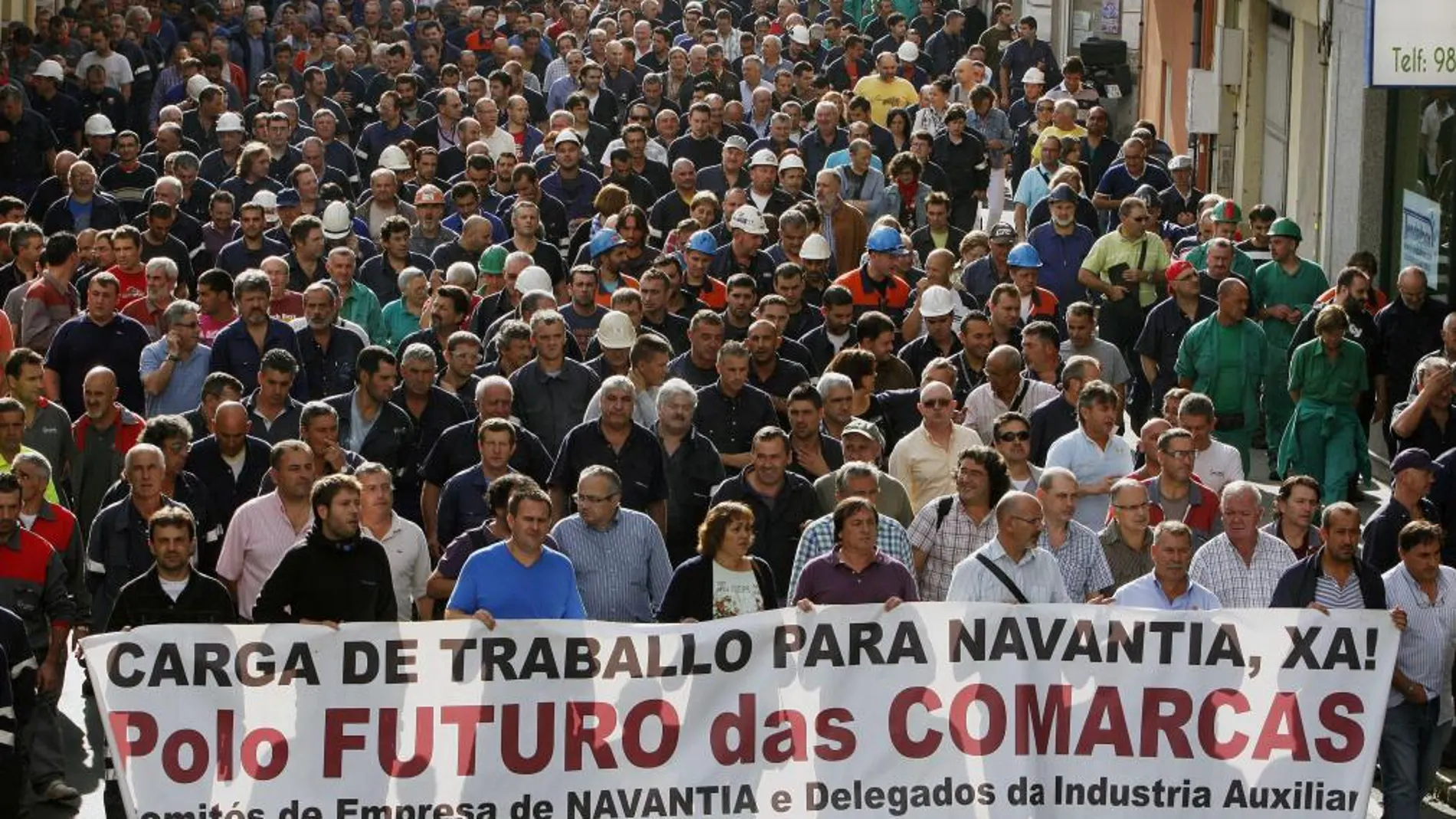 Manifestación de los trabajadores de la empresa Navantia Ferrol esta mañana, después de votar en asamblea el nuevo calendario de movilizaciones propuesto por el Comité Intercentros para todas las factorías del grupo público naval en la bahía de Cádiz, Cartagena (Murcia) y la ría ferrolana para demandar carga de trabajo de nueva construcción .