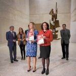 Pilar del Olmo entrega en las Cortes los Presupuestos, en presencia de Josefa García Cirac, Carriedo, Isabel Alonso y Rodríguez Porres