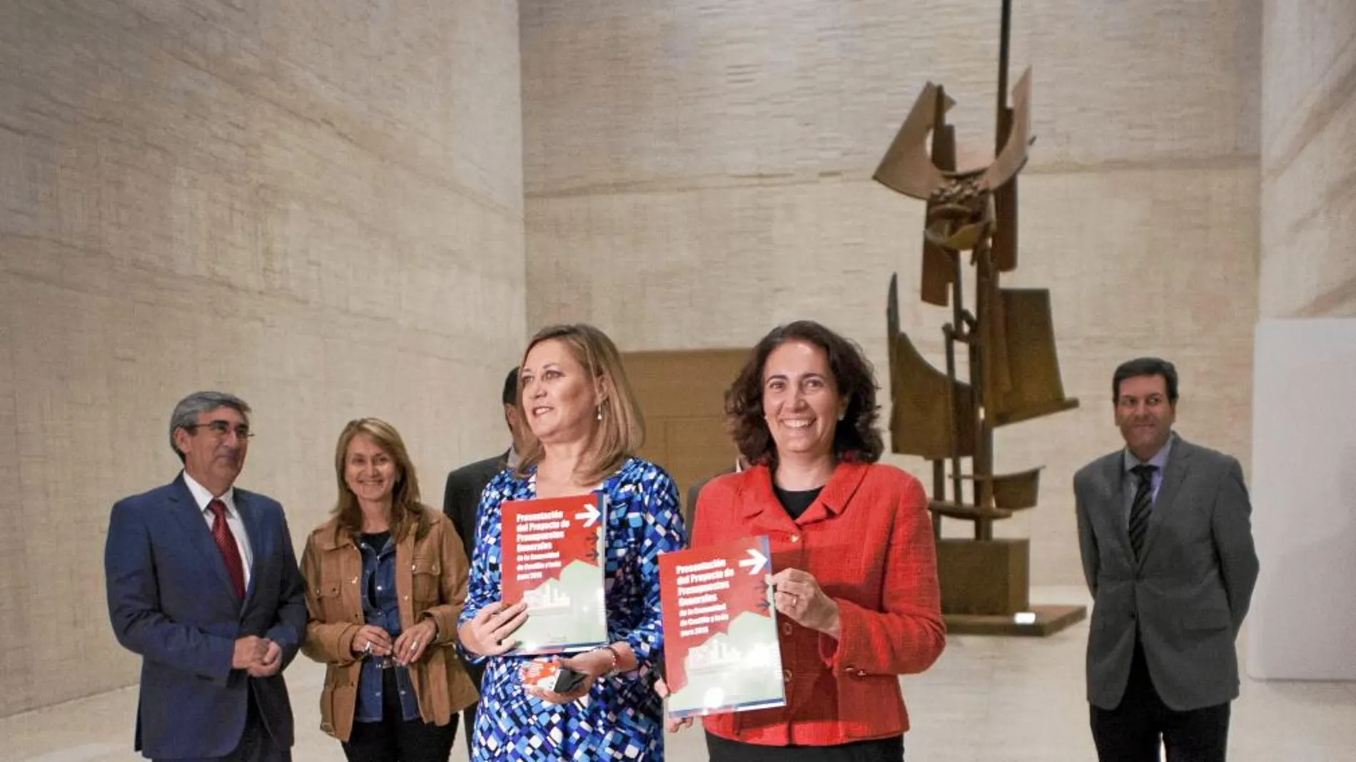 Pilar del Olmo entrega en las Cortes los Presupuestos, en presencia de Josefa García Cirac, Carriedo, Isabel Alonso y Rodríguez Porres