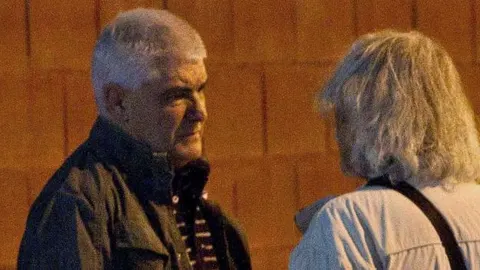 El etarra José Luis López Ruiz, Kubati (i), a su salida esta noche de la prisión gaditana Puerto 1, del Puerto de Santamaría
