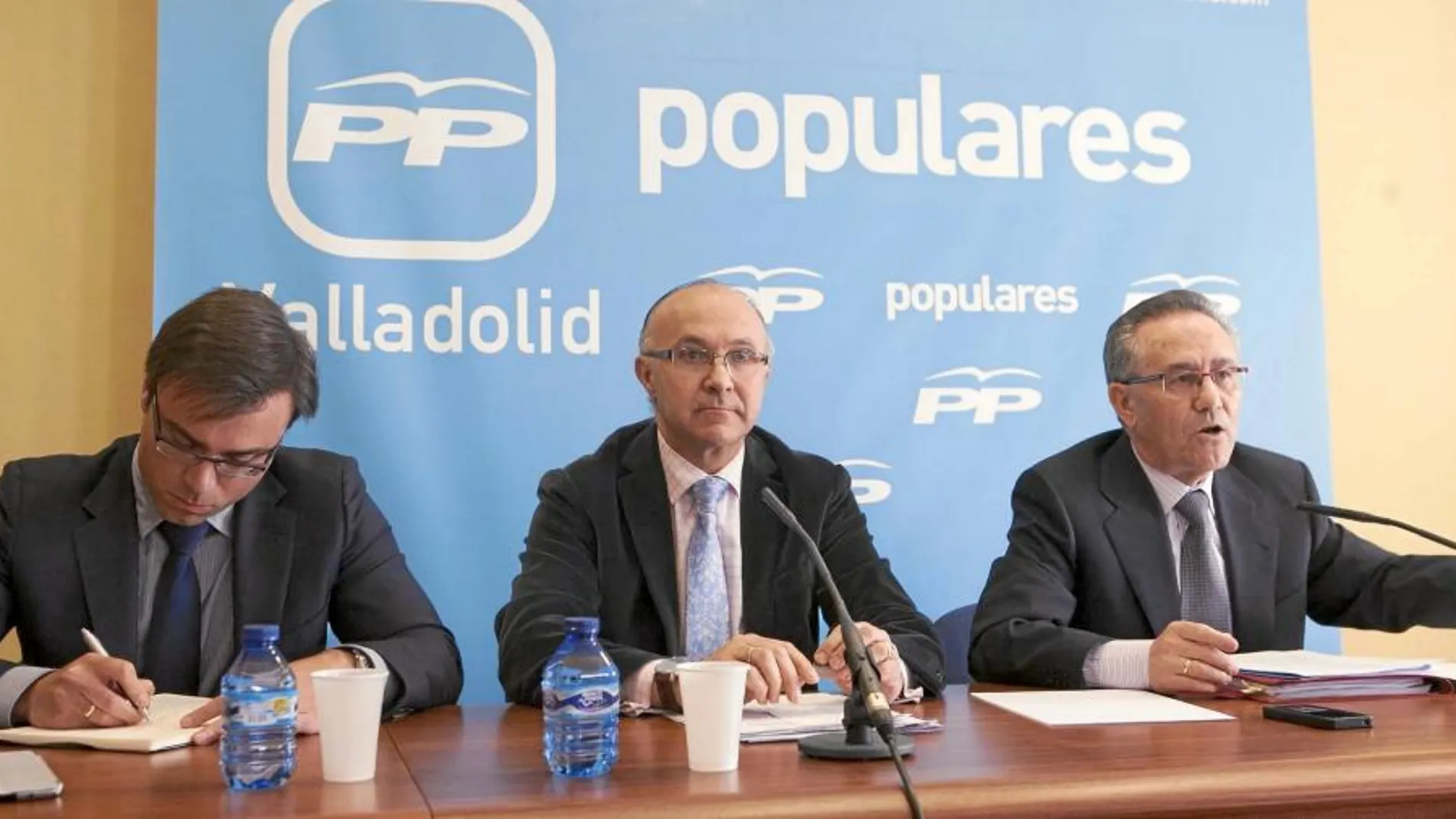 Ramiro Ruiz Medrano escucha a Marino Arranz en presencia de Ildefonso Pastor, ayer en Valladolid