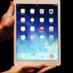 Un empleado de Apple presenta vía internet desde San Francisco el nuevo iPad Air