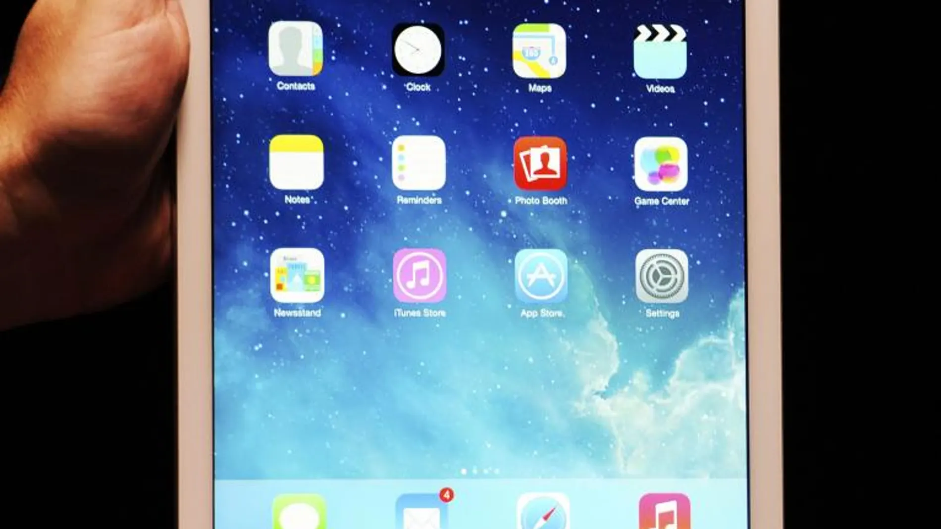 Un empleado de Apple presenta vía internet desde San Francisco el nuevo iPad Air