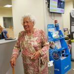 Charito, una de las candidatas por Abuelas por Patones de 95 años, lleva su voto por correo