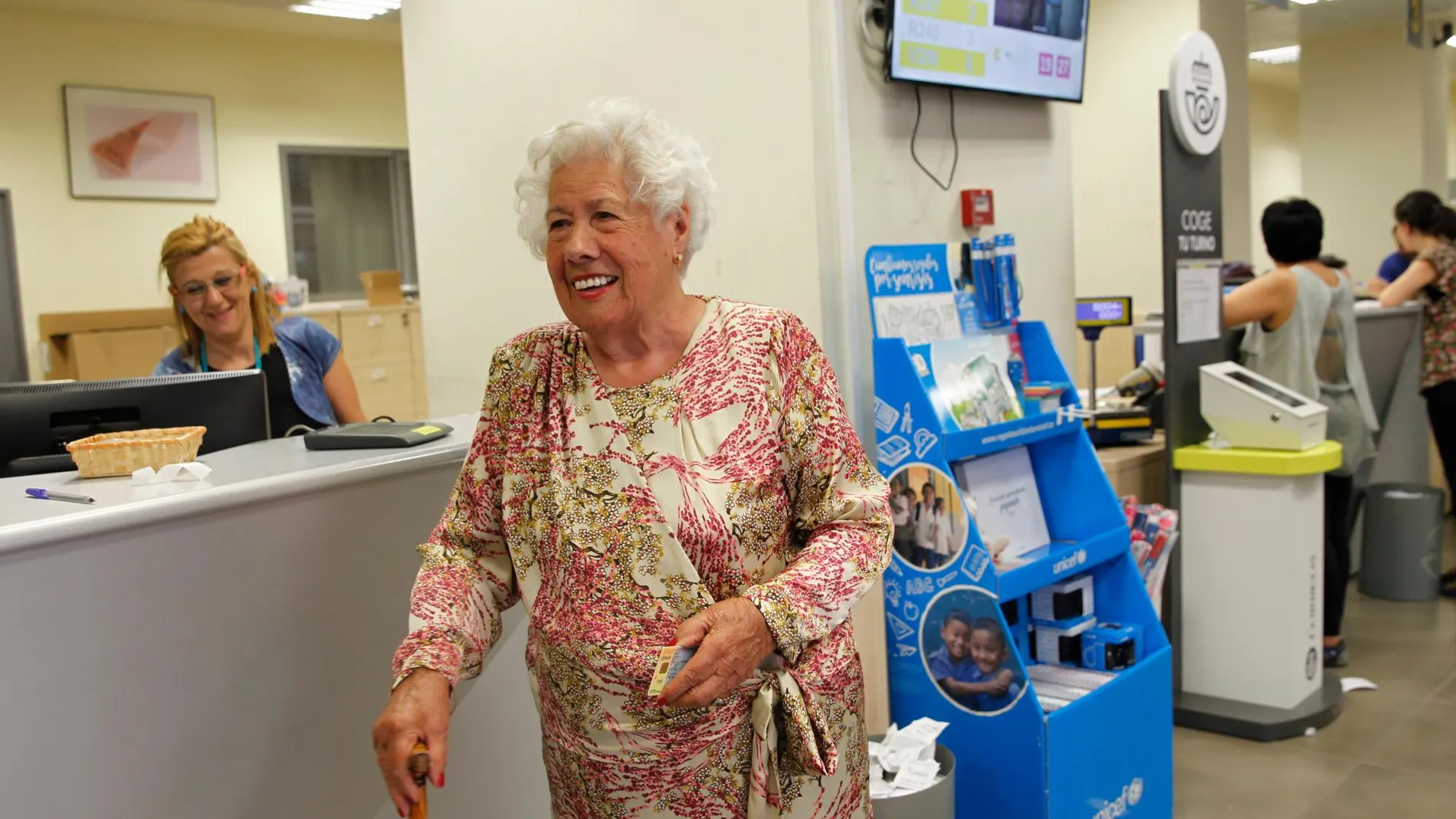 Charito, una de las candidatas por Abuelas por Patones de 95 años, lleva su voto por correo