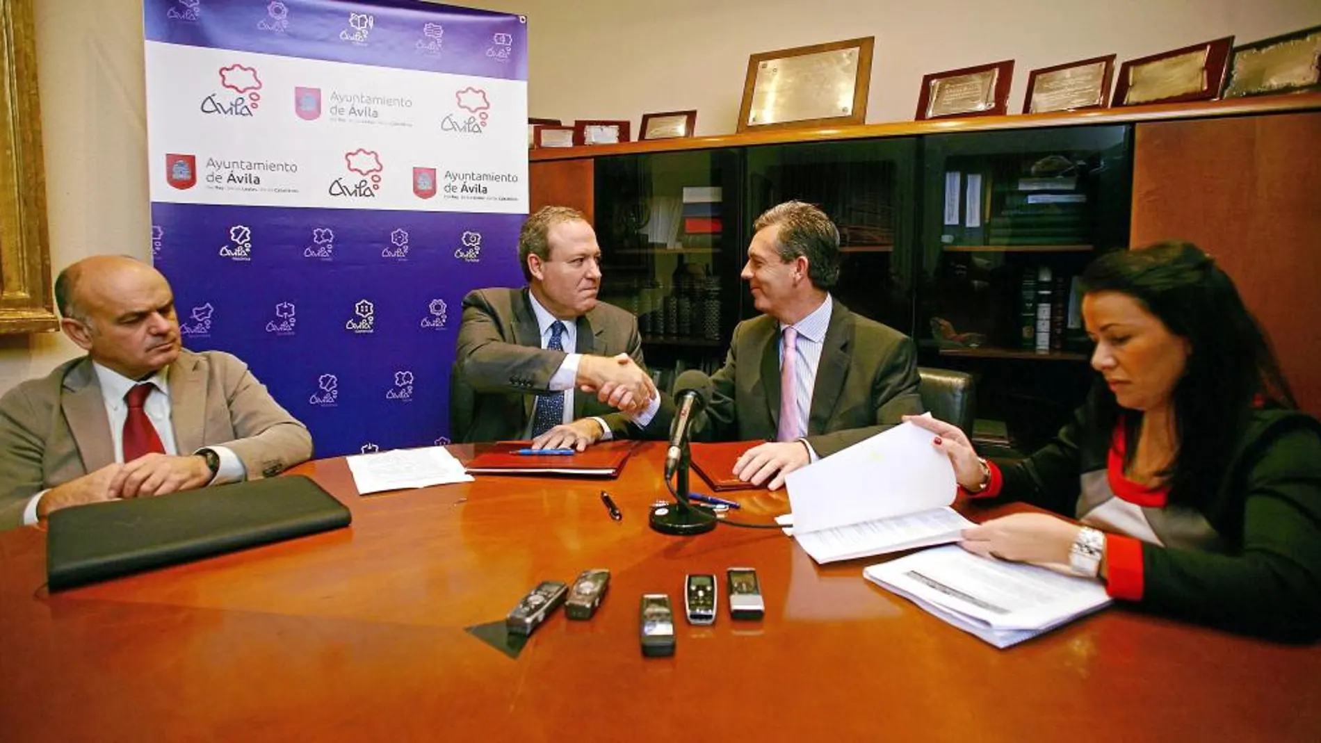 El presidente de Confae, Jesús Terciado, firma el acuerdo con José F. Hdez.