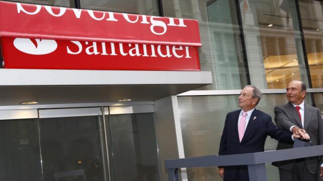 Michael Bloomberg, alcalde de Nueva York, y Emilio Botín, presidente de Banco Santander, observan el simbólico cambio de rótulo en la oficina de Herald Square: la marca Sovereign cambia a Santander