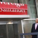 Michael Bloomberg, alcalde de Nueva York, y Emilio Botín, presidente de Banco Santander, observan el simbólico cambio de rótulo en la oficina de Herald Square: la marca Sovereign cambia a Santander